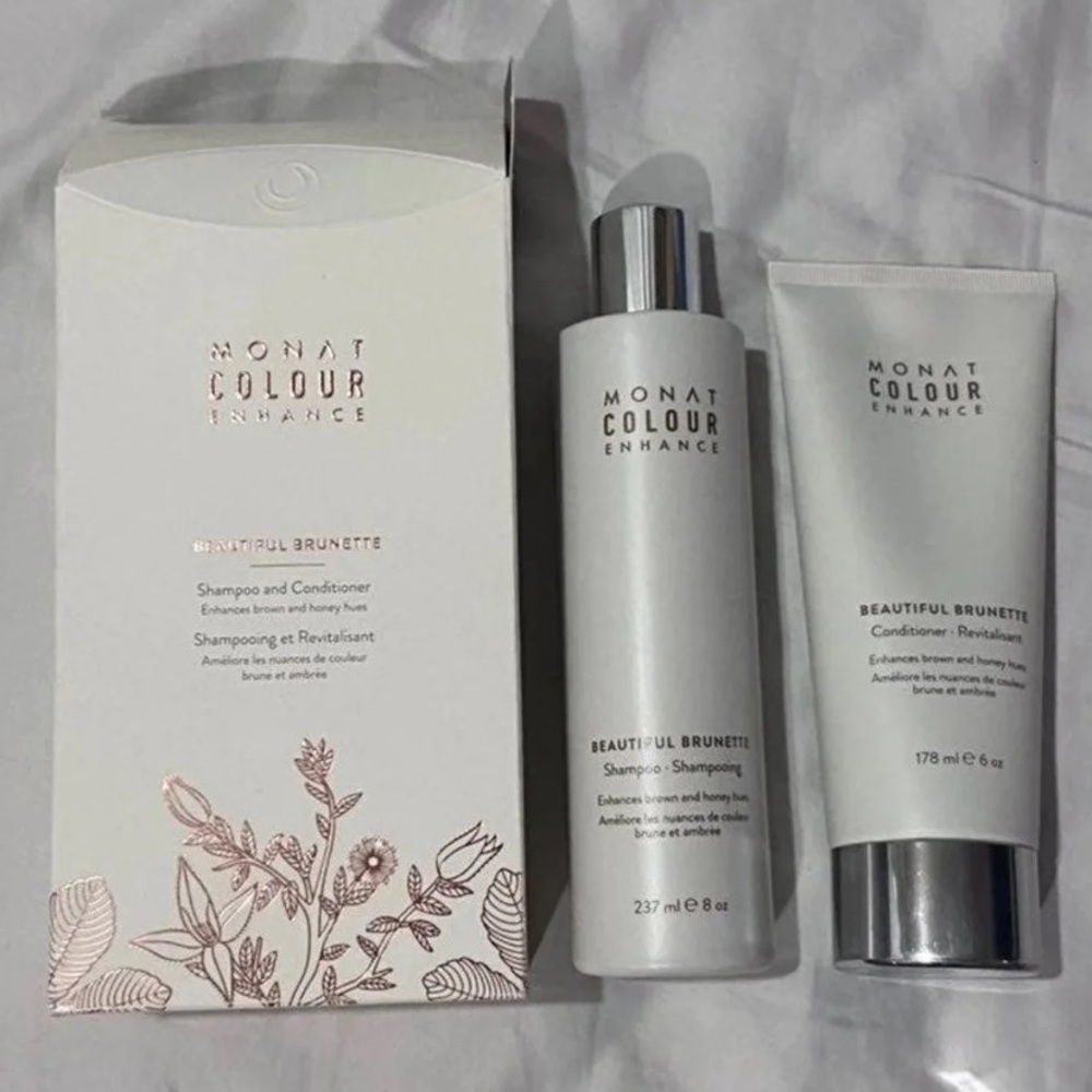 Monat Beautiful Brunette